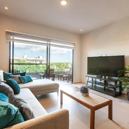 Modern Condo Wifi 200Mb, 2 Gyms, 6Pools, Balcony